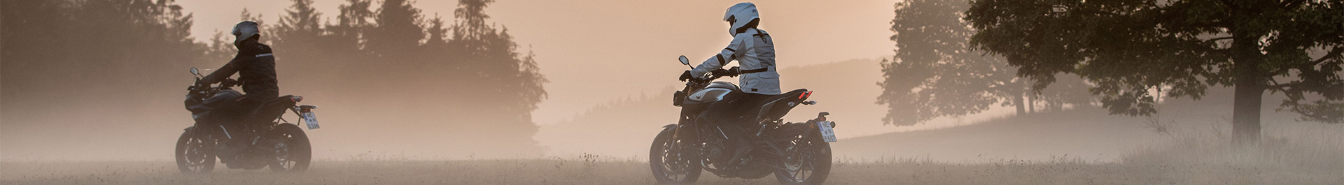 Header-Bild Unterseite Service Moto And More Motorradfahrer im Nebel